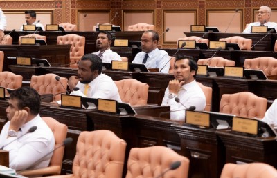 މަޖިލިސް ހުއްޓުވުމުގެ ޒުވާބުގެ ތެރޭގައި ކޮމިޓީތައް އެކުލަވާލުން އަނެއްކާވެސް ދިގުދަންމަނީ