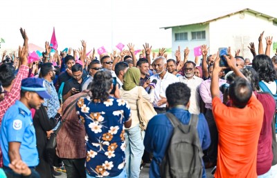 މުއިއްޒަށް މަރުހަބާ ކިޔަން އައްޑޫން ގިނަ އަދަދެއްގެ ބަޔަކު ނުކުމެއްޖެ