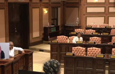 ތަޅުން ދޫނުކުރައްވައި، ބައެއް މެމްބަރުން އިށީނދެވަޑައިގަތީ ވަޒީރުންނަށް ހާއްސަ ގޮނޑިތަކުގައި!