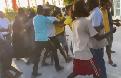 ގުރައިދޫގައި ޕީޕީއެމާއި އެމްޑީޕީ ސަޕޯޓަރުންގެ މެދުގައި ބޮޑު ހަމަނުޖެހުމެއް ހިންގައި ދެ މީހެއްގެ ބޯފަޅާލައިފި