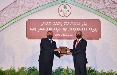 ޖޭއެސް ޕްރިންސިޕަލް ހަސަނަށް ތައުލީމުގެ ރޮނގުން ގައުމީ އިނާމް ލިބިވަޑައިގެންފި