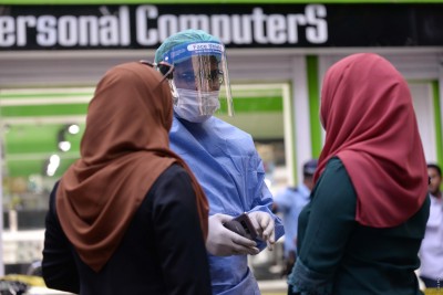 ކޮރޯނާވައިރަސް: ޔޫރަޕާއި މެދުއިރުމައްޗަށް ދަތުރުކުރި ދިވެއްސެއް ޓެސްޓުކުރަނީ