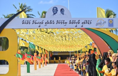 މަޑުއްވަރީން ރައީސަށް މަރުހަބާކީ ލޯންޗު ޕެރޭޑަކުން