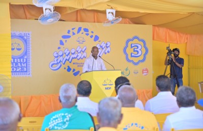 މުއިއްޒަށް ރައީސްގެ ހަމަލާއެއް؛ އޮޅުވާލައިގެން ޓިކެޓް ހޯދި ކެންޑިޑޭޓަކަށް ވޯޓު ދޭން ހެޔޮ ނުވާނެ