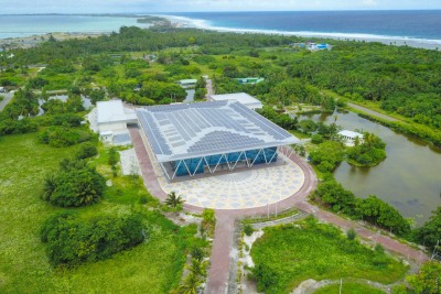 އައްޑޫއިން ޑޮކްޓަރަކާއި ދެ ނަރުހުން ހޯމް އައިސޮލޭޝަނަށް
