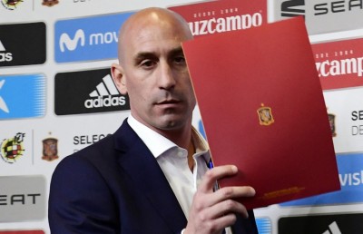 އަންހެން ކުޅުންތެރިޔަކަށް ބޮސްދިން ސްޕޭނުގެ އެފްއޭގެ ރައީސް ހޫނު ފެނަށް