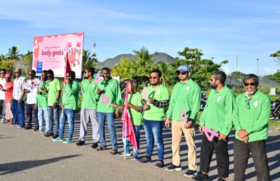 މުއިއްޒަށް މަރުހަބާ ކިޔަން ފެހި ކުލަ ބޭނުންކުރުން އަދާލަތުން ކުށްވެރިކޮށްފި