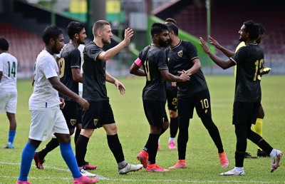 އީގަލްސް އިން ގްރީން ކޮޅަށް އަށް ލަނޑު، ރިޒޭގެ ހަތަރު ގޯލު