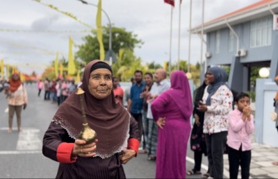 ދުވާފަރު ކެކިއެރީ މުއިއްޒު އެއްބުރުން ހޮވުމުގެ އަޒުމުގައި!