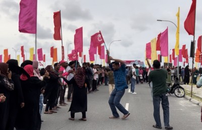 ދުވާފަރު ކެކިއެރީ މުއިއްޒު އެއްބުރުން ހޮވުމުގެ އަޒުމުގައި!