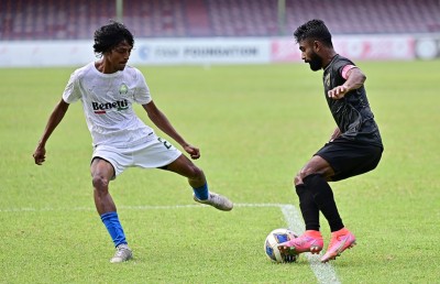 އީގަލްސް އިން ގްރީން ކޮޅަށް އަށް ލަނޑު، ރިޒޭގެ ހަތަރު ގޯލު