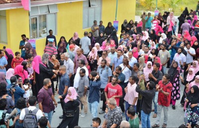 ދުވާފަރު ކެކިއެރީ މުއިއްޒު އެއްބުރުން ހޮވުމުގެ އަޒުމުގައި!