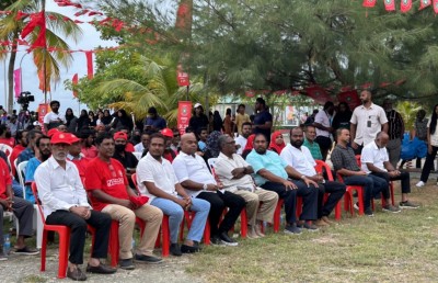 ދުވާފަރު ކެކިއެރީ މުއިއްޒު އެއްބުރުން ހޮވުމުގެ އަޒުމުގައި!