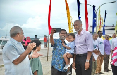 ރައީސާއި މުއިއްޒު ވެސް ކުރެންދޫގައި، ދެކޮޅުގެ ސަޕޯޓަރުން ދެއްކީ ނަމޫނާ