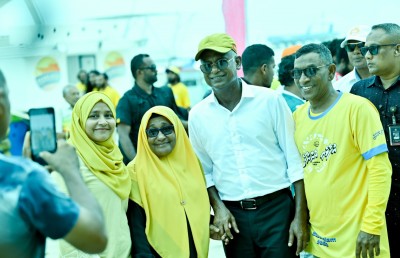 ރައީސާއި މުއިއްޒު ވެސް ކުރެންދޫގައި، ދެކޮޅުގެ ސަޕޯޓަރުން ދެއްކީ ނަމޫނާ