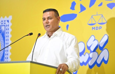 "ރަހުމަތްތެރި" ގާސިމަށް ސިޔާމް ގޮވާލީ ރައީސްގެ ފަހަތަށް އަރަން