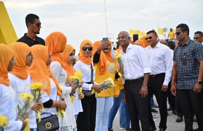 ރައީސްގެ ފަހަތުގައި ކުޅުދުއްފުށި އޮތްކަން ދައްކާލައިފި؛ ސަޕޯޓަރުންނާ ސަލާންކުރެއްވުމުގައި ގަޑިއިރެއް!