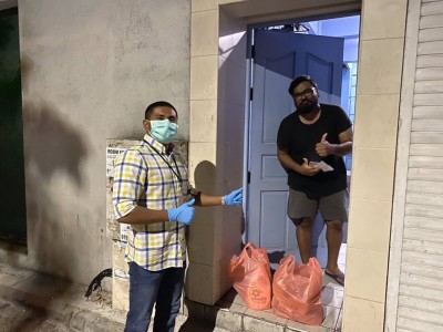 ވޮލަންޓިއަރުންނާއެކު ޔޫތު މިނިސްޓަރު މަހުލޫފު ވެސް ޑެލިވަރީގައި
