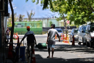 މި ރޯދަމަހުގެ ފުރަތަމަ ދުވަހު ވެސް، ދުވާލު މަގުމަތީގައި ކެއި ދެ ފިރިހެނުން ހައްޔަރުކޮށްފި