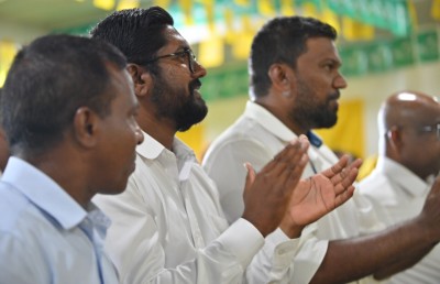 "ރަހުމަތްތެރި" ގާސިމަށް ސިޔާމް ގޮވާލީ ރައީސްގެ ފަހަތަށް އަރަން