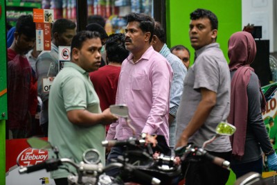 ލޮކްޑައުން: ބޭރަށް ނުކުންނަ މީހުން ޖޫރިމަނާކޮށް ހައްޔަރުކުރަނީ