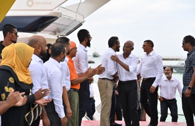 ރައީސްގެ ފަހަތުގައި ކުޅުދުއްފުށި އޮތްކަން ދައްކާލައިފި؛ ސަޕޯޓަރުންނާ ސަލާންކުރެއްވުމުގައި ގަޑިއިރެއް!