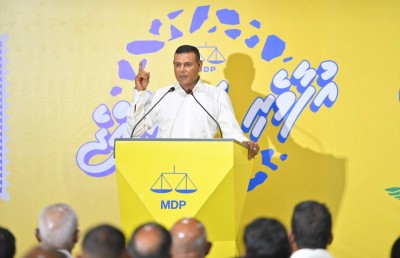 "ރަހުމަތްތެރި" ގާސިމަށް ސިޔާމް ގޮވާލީ ރައީސްގެ ފަހަތަށް އަރަން