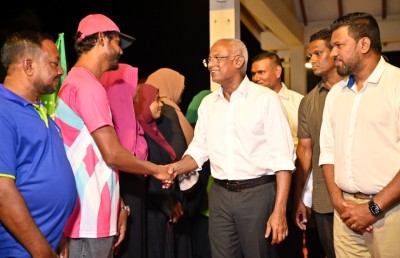 ރައީސަށް މަރުހަބާ ކިޔުމަށް މަކުނުދޫގަައި ފެއްސާއި ރީނދުލުގެ ދިގު ސަފެއް
