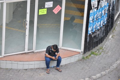 ލޮކްޑައުުންގެ ސަބަބުން މާލެއިން ނުފުރި ހާލުގައި ޖެހުނު މީހުންނަށް އެހީވަނީ