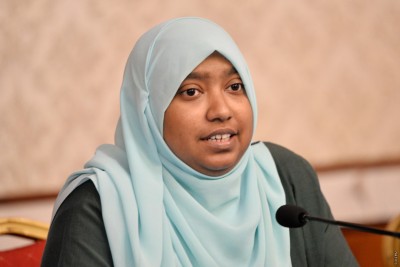 "އެކްސްކިއުޒް މީ، ފުރަތަމަ އިންސާނަކަށް ވީތީ އިހްތިރާމް ކުރޭ"