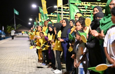 ރައީސަށް މަރުހަބާ ކިޔުމަށް މަކުނުދޫގަައި ފެއްސާއި ރީނދުލުގެ ދިގު ސަފެއް