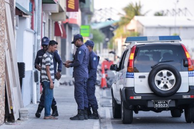 ހަތް މިނިޓްތެރޭ 74 މީހަކު މާލޭ މަގުމަތިން ފުލުހުން ގެންގޮސްފި