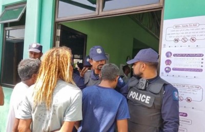 ރަސްދޫގައި މައްސަލަޖެހުނީ ހުއްދަ ބާތިލްކުރި ދެ އޮބްޒާވަރަކު މަރުކަޒުން ނެރުމުން: އީސީ