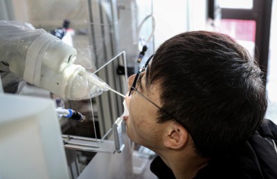 ޗައިނާގެ ސިޓީއެއްގައި ކޮވިޑް ސާމްޕަލް ނަގަން ރޮބަޓް