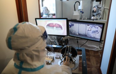 ޗައިނާގެ ސިޓީއެއްގައި ކޮވިޑް ސާމްޕަލް ނަގަން ރޮބަޓް