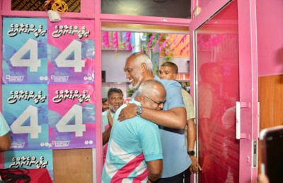 މާލެ ސިޓީ ކައުންސިލްގެ މެމްބަރު ޒަމީރު ޑރ. މުއިއްޒުގެ ފަހަތަށް