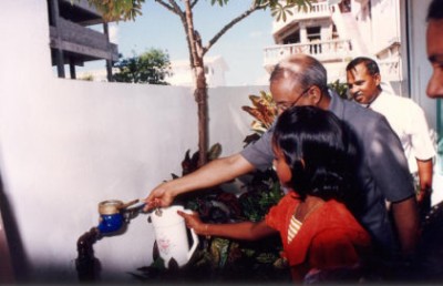 މާލެއަށް ފެން ދޫކުރަން ފެށިތާ 25 އަހަރު: ފުރަތަމަ ފެން ތަށި، އެ ކުއްޖާގެ އަތުން