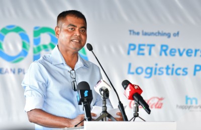 ކެފޭތަކުން ޕްލާސްޓިކް ފުޅި ނަގައި ރިސައިކަލްކުރަން ފޮނުވާ ޕްރޮގްރާމެއް