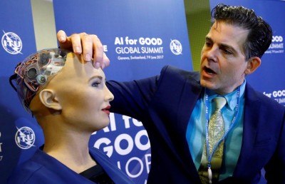 ސައުދީ ރަށްވެހިކަން ލިބުނު "ސޯފިއާ" ރޮބޮޓް ބާޒާރަށް