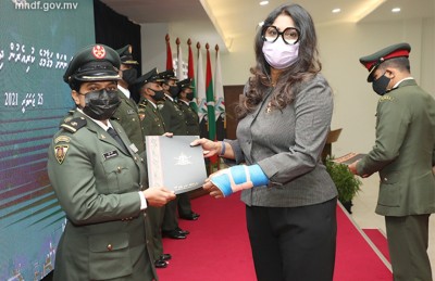 ސިފައިންގެ ތާރީހުގައި ފުރަތަމަ ފަހަރަށް ލެފްޓިނެންޓް ކާނަލްގެ މަގާމަށް އަންހެން އޮފިސަރުން