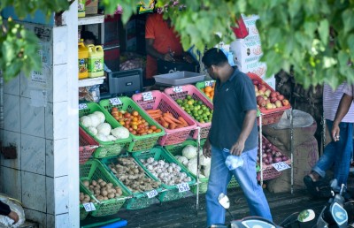 އޮޅުވާލައިގެން ތަރުކާރީ އާއި މޭވާ އެތެރެކޮށް އަގު ވައްޓާލައިގެން ވިއްކަނީ