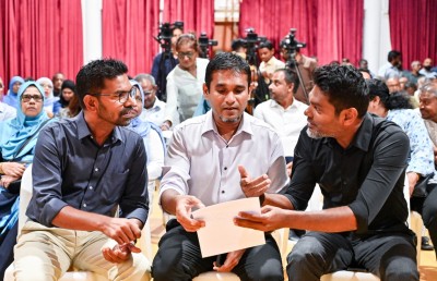 ނިޒާމީ ވޯޓު ނަގަން ކުރިންވެސް މަޝްވަރާ ކުރި، ރައީސަށް ޑިމޮކްރެޓްސް މިހާރު އިތުބާރެއް ނުކުރޭ!
