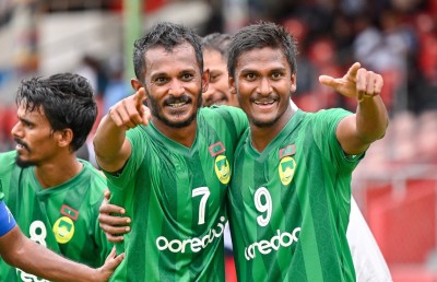 ބަންގްލަދޭޝްގެ ޗެމްޕިއަން ބަލިކޮށް ވަޅުޖެހިފައިވާ ފުޓްބޯޅަ އަށް މާޒިޔާއިން އުންމީދެއް