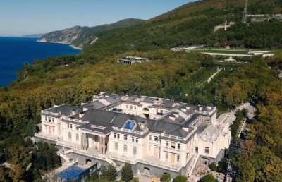 "ޕުޓިންގެ ގަނޑުވަރު"ގެ މިލްކުވެރިޔަކީ ބިލިއަނަރެއް