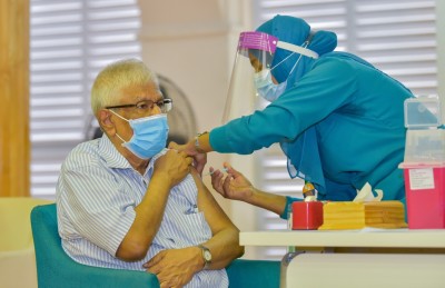 ވެކްސިން ހަމަ ބަރާބަރު، ބިރުނުގަނެ ޖަހަންވީ: އެމްޔޫ މަނިކު