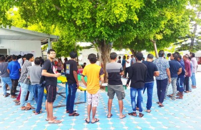 މުއިއްޒު މާ ކުރީގައި، 450 ފޮށިން 12،000 ވޯޓު ތަފާތު