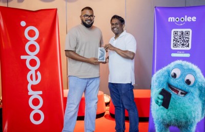 މޫލީއިން އައިފޯން ޕްރީއޯޑަރު ކުރި ކަސްޓަމަރުންނަށް ފޯނު ހަވާލުކޮށްފި