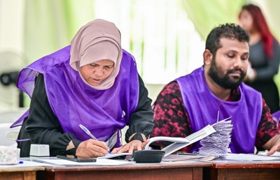 މުއިއްޒު މާ ކުރީގައި، 450 ފޮށިން 12،000 ވޯޓު ތަފާތު