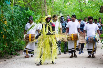 ރިސޯޓްތަކުގެ އީދު ކުޅިވަރާއި ފޯރި މާޒީގެ ތެރެއަށް