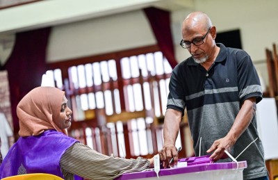 މުއިއްޒު މާ ކުރީގައި، 450 ފޮށިން 12،000 ވޯޓު ތަފާތު